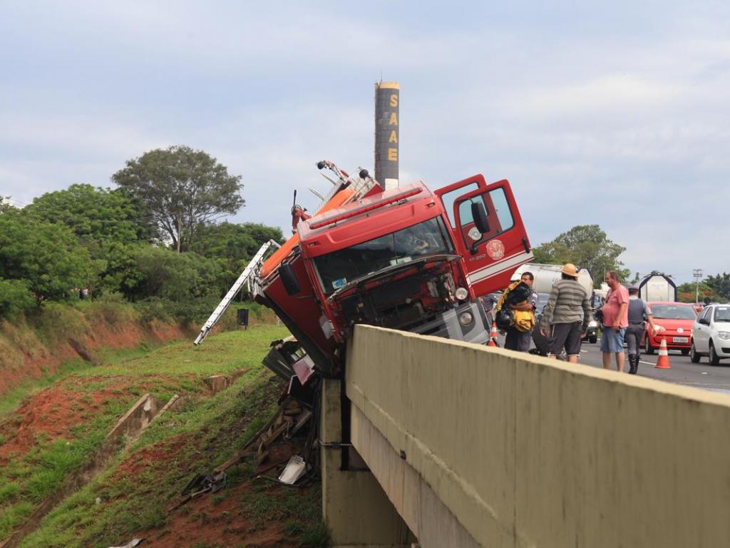 Caminh�o dos Bombeiros sofre acidente e fica pendurado na WL 
